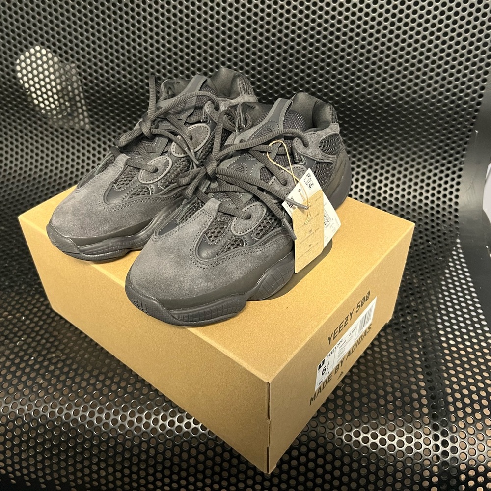 Yeezy 500 utility black shoes Men’s size 6 1/2